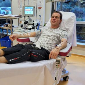 Stammzellspender Matthias wurde mit beiden Armen an ein sogenanntes Apherese-Gerät angeschlossen.
