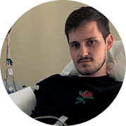 Christian sitzt auf einem Entnahmestuhl und ist mit beiden Armen ein ein Gerät angeschlossen. Im Hintergrund sieht man einen Blutbeutel, in dem die Stammzellen gesammelt werden.